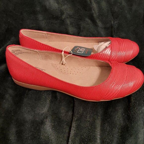 RED CLIFFS FLAT COMFORT SHOE, NEW WITH TAGS - Picture 12 of 16